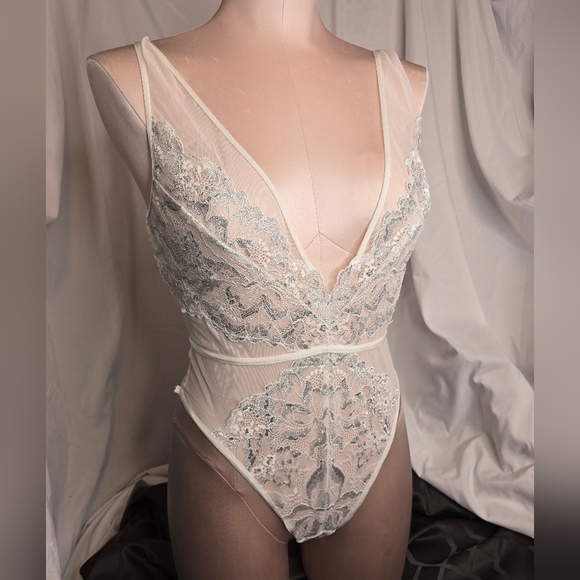 Elegant Lace Bodysuit in Cream - Picture 1 of 3